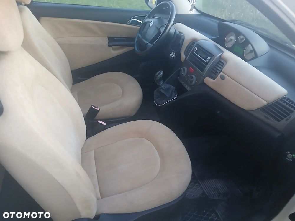 Lancia Ypsilon 1.2 8V Argento (5 os.) - 16