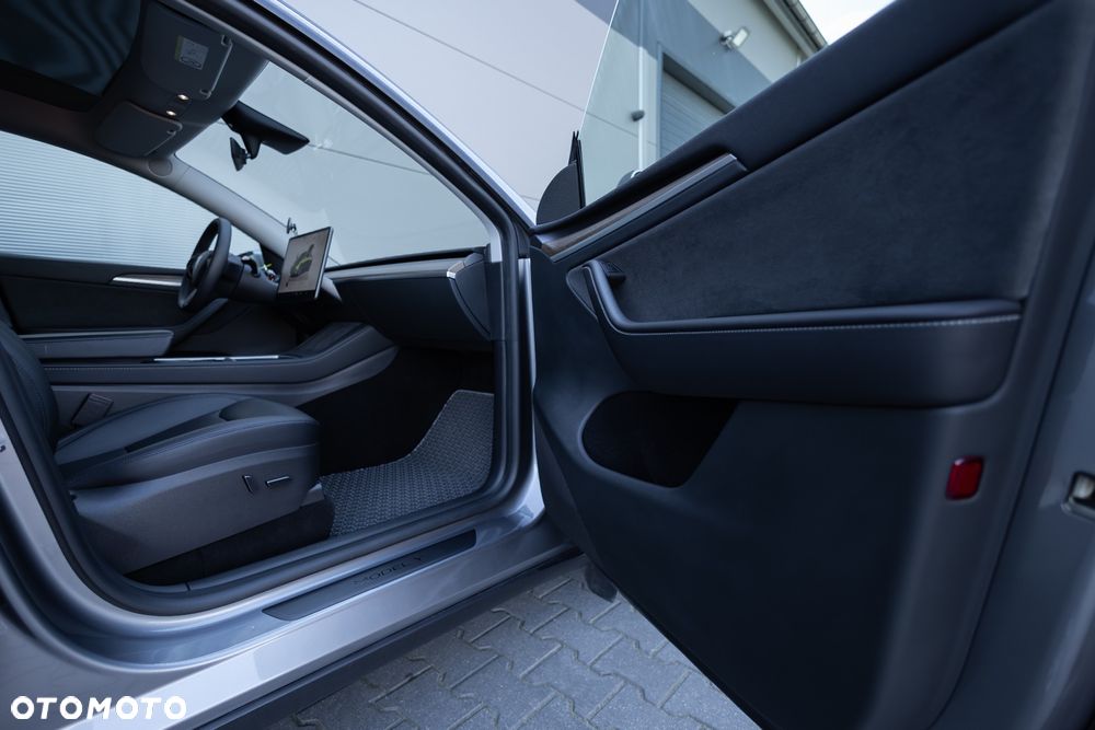 Tesla Y Long Range AWD - 14
