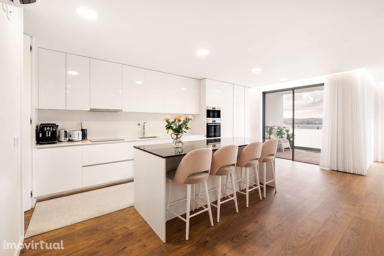 Apartamento T3 com Suite, Closet, Jardim Privado e Garagem Dupla - Grande imagem: 2/24