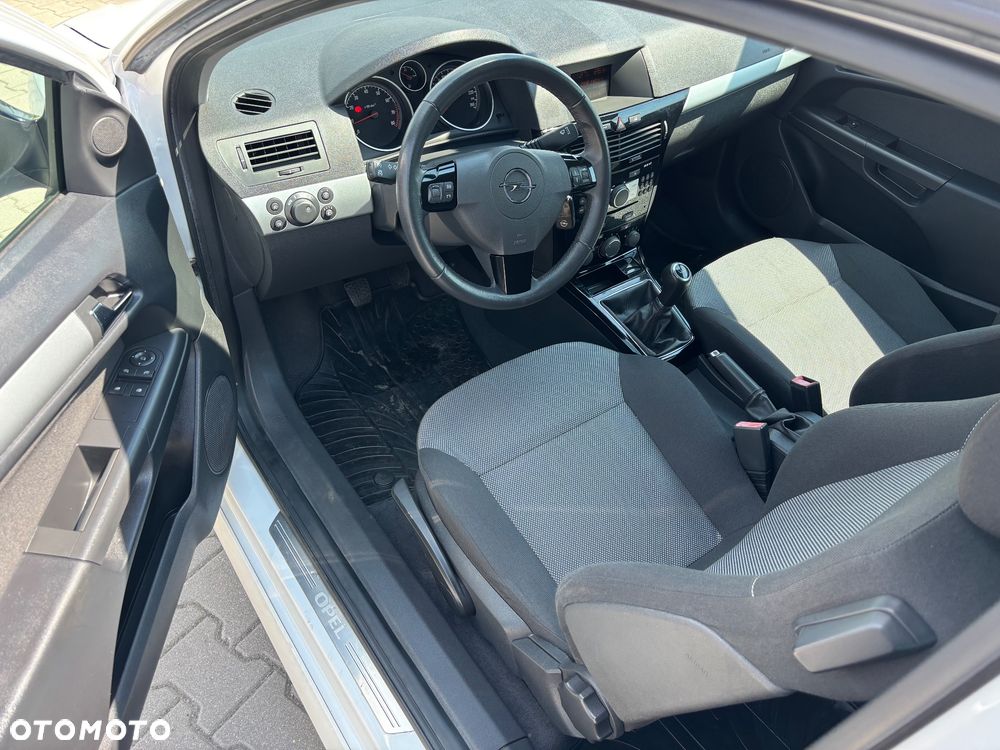 Opel Astra 1.6 Black&White - 25