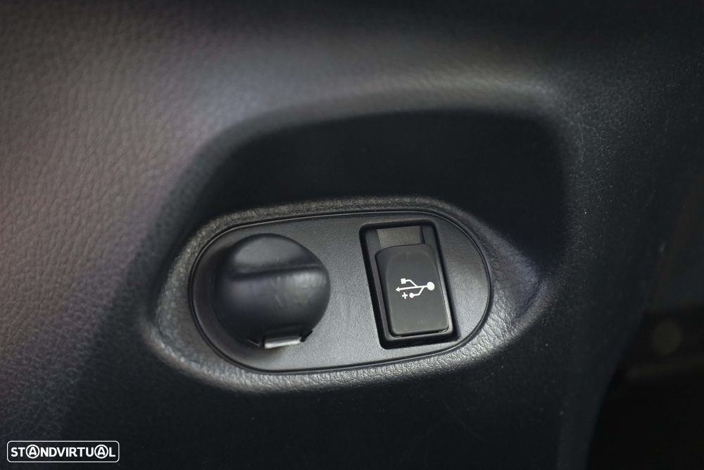 Toyota Yaris 1.5 HSD Comfort +P.Style+P.Techno - 24