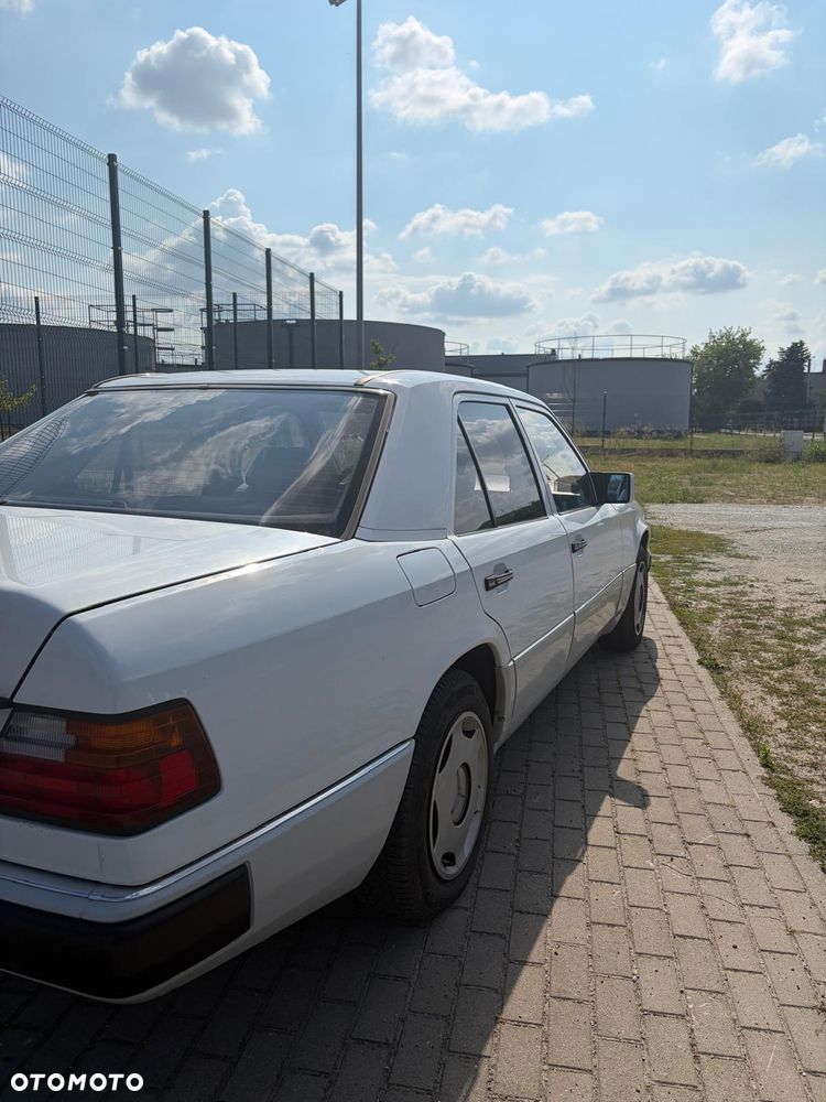 Mercedes-Benz W124 1991 photo 5