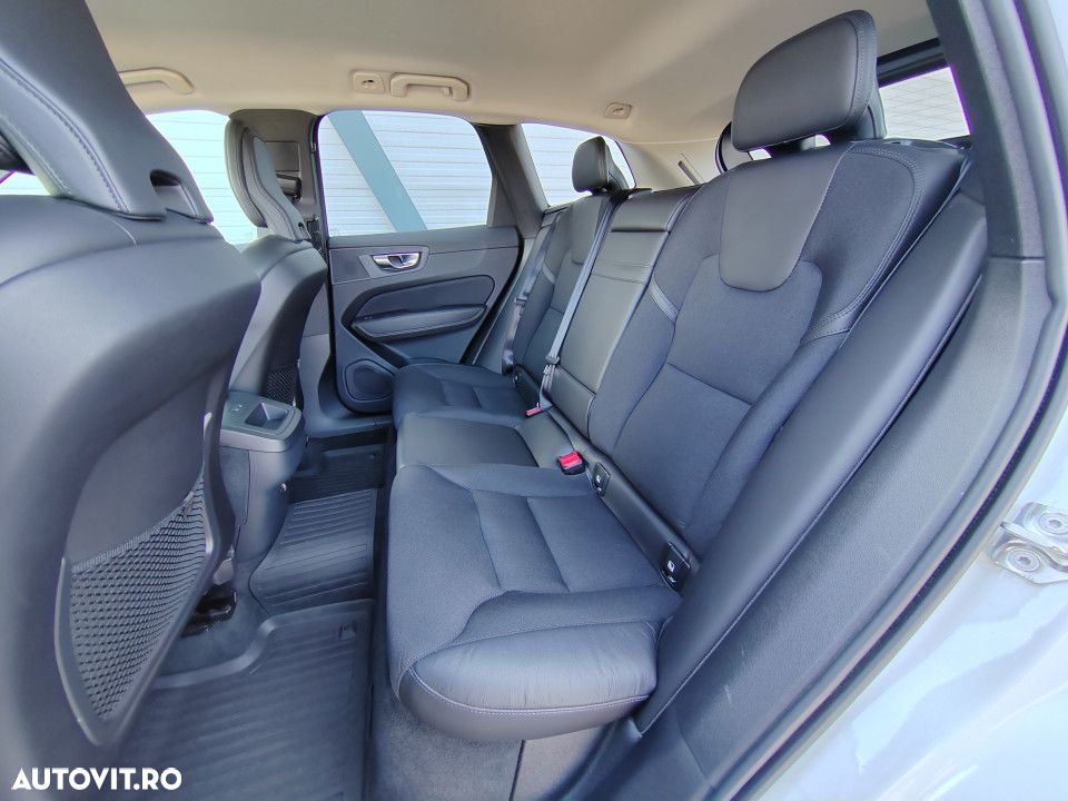 Volvo XC 60 B5 MHEV AT8 AWD Momentum Pro - 14