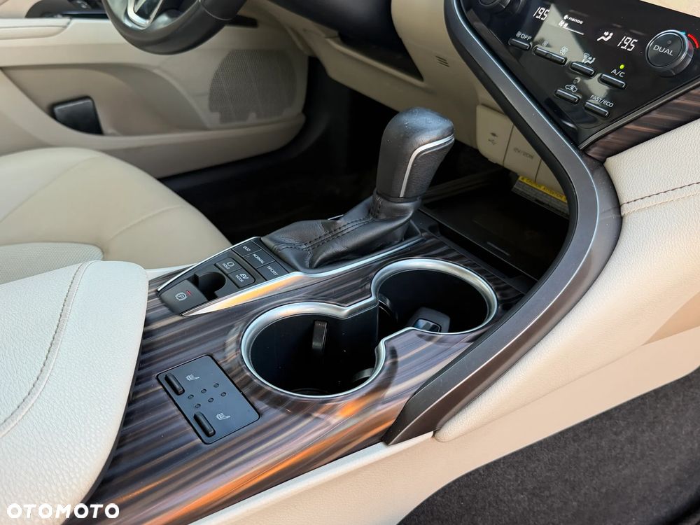 Toyota Camry 2.5 Hybrid Executive CVT - 25