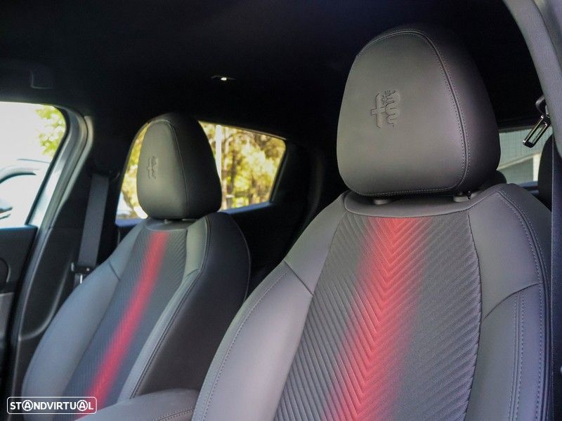 Alfa Romeo Junior 54 kWh Sport Speciale — fotografia 11