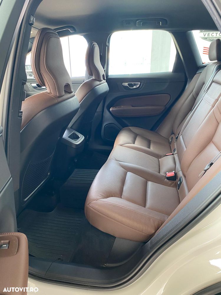 Volvo XC 60 B4 MHEV AT8 AWD Momentum Pro - 19