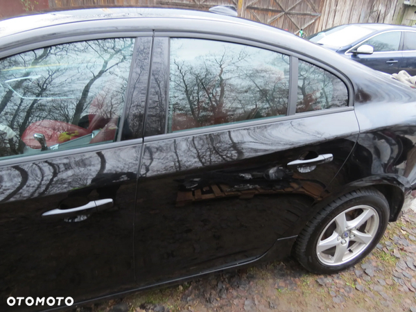 DRZWI LEWY TYŁ TYLNE 717-46 ONYX BLACK VOLVO S60 II 10-18