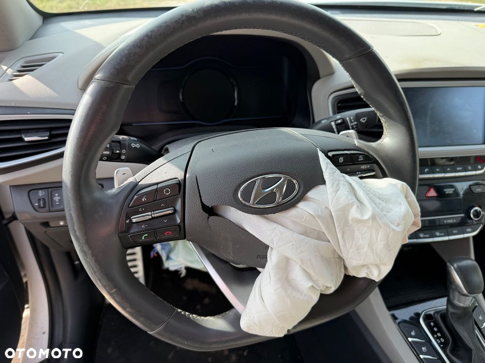Hyundai IONIQ - 15