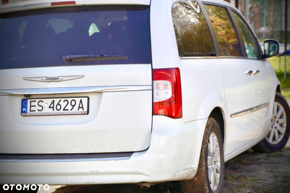 Chrysler Town & Country - 10