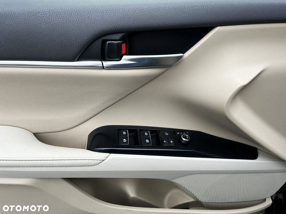 Toyota Camry 2.5 Hybrid Executive CVT - 32