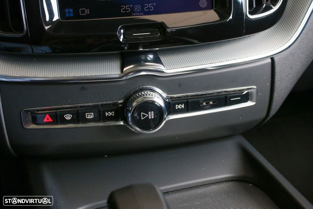 Volvo XC 60 2.0 T6 PHEV Plus Dark AWD — fotografia 30