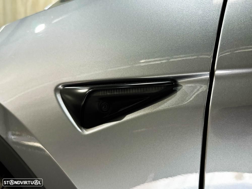 Tesla Model Y Long Range Dual Motor AWD - 14