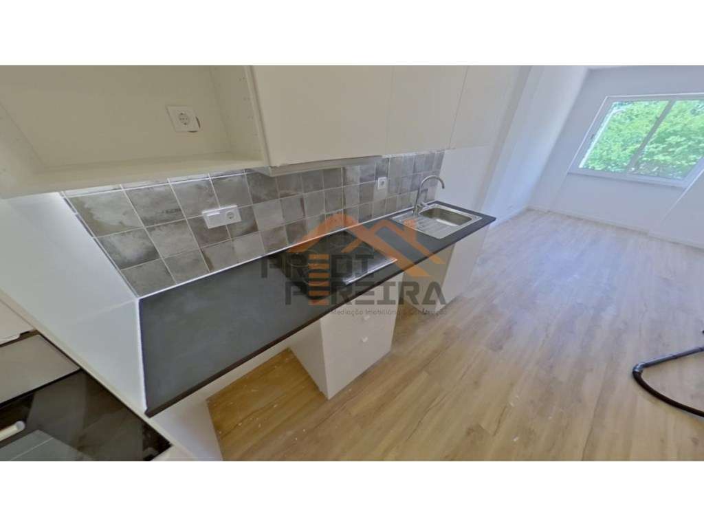 Situado em Mem Martins, T2 com terraço, totalmente remodelado. - Grande imagem: 5/25