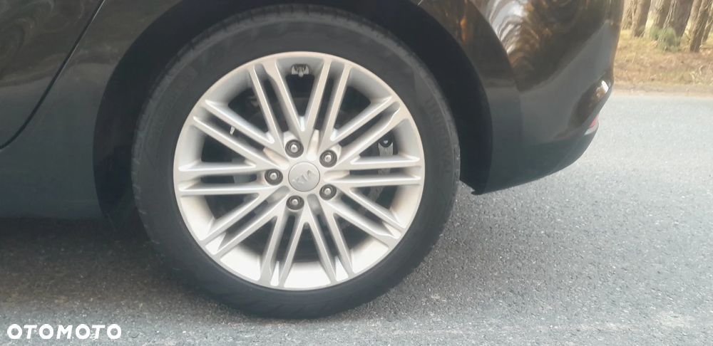 Kia Carens 1.7 CRDi 115 Fifa World Cup Edition - 23