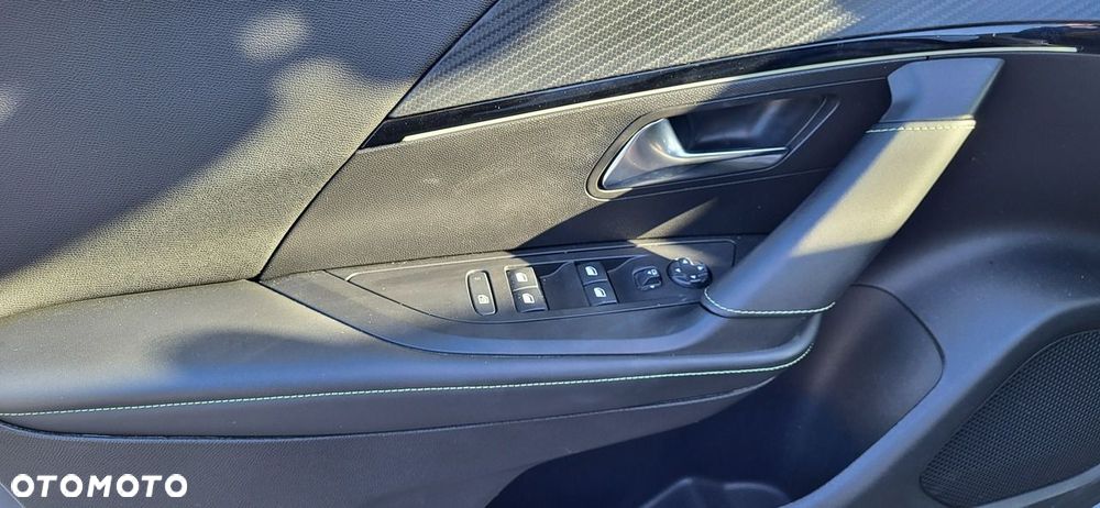 Peugeot 2008 Hybrid 136 e-DSC GT - 9