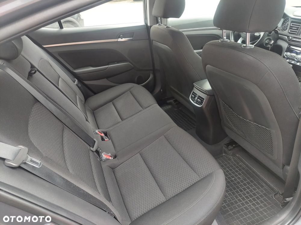 Hyundai Elantra 1.6 Comfort - 11