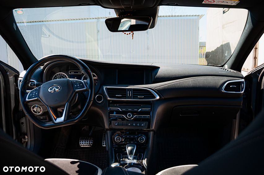 Infiniti Q30 2.2d Sport City Black AWD 7DCT - 23