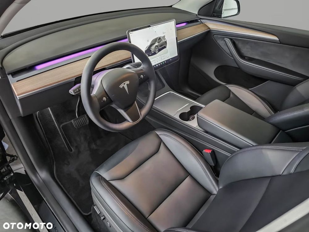 Tesla Model Y Long Range AWD - 16