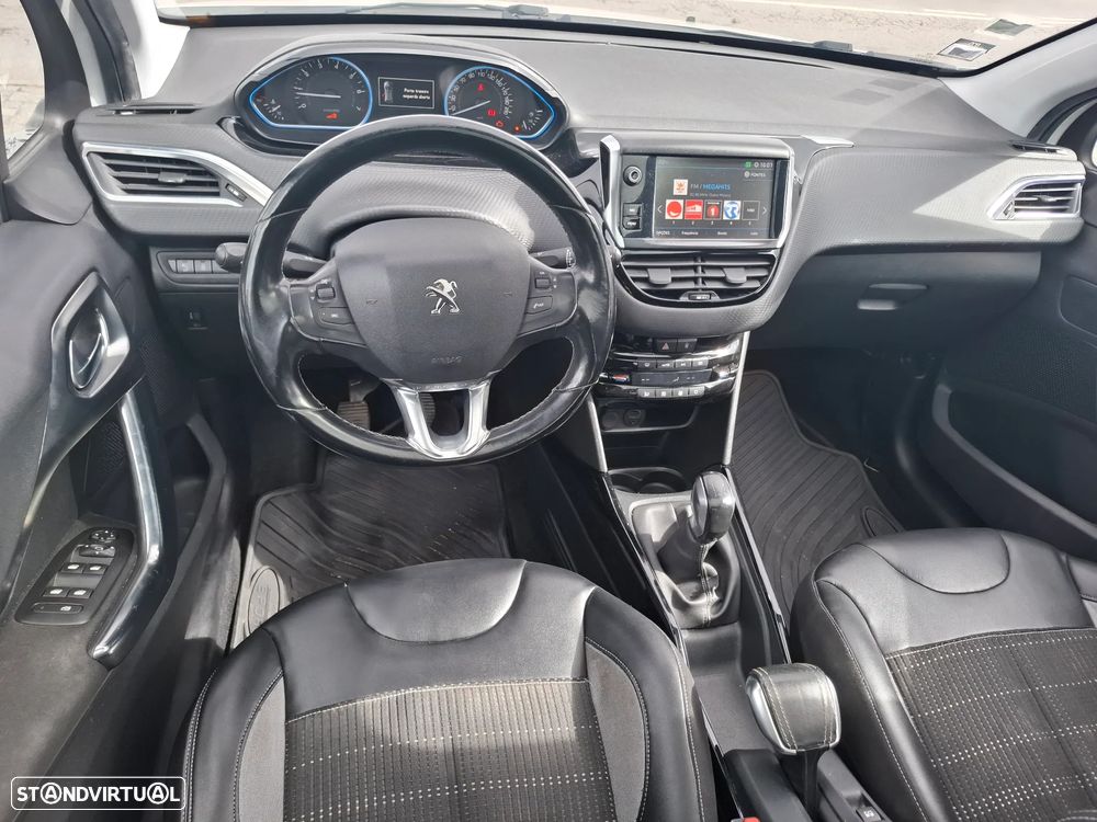 Peugeot 2008 1.2 PureTech Allure - 12