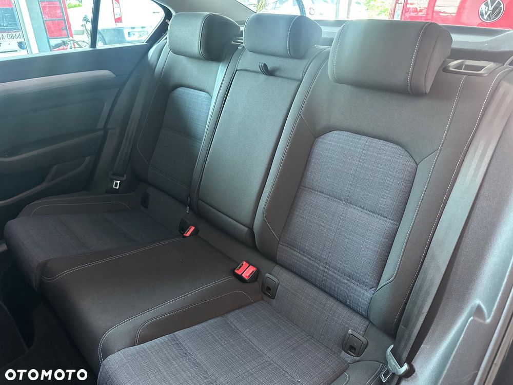 Volkswagen Passat - 13