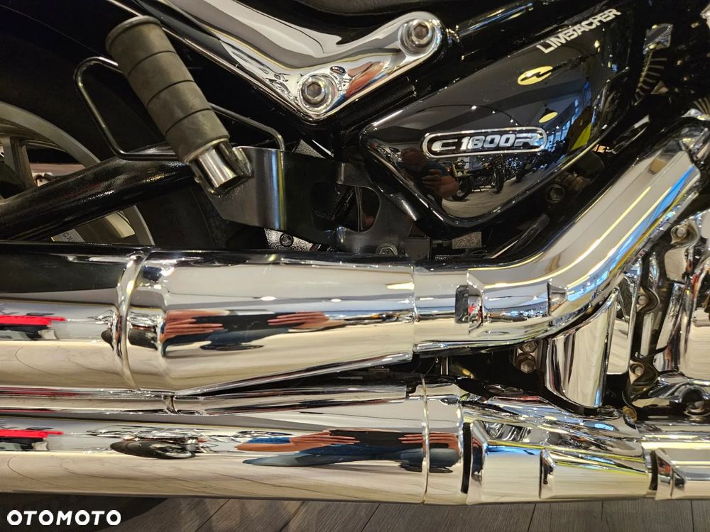 Suzuki Intruder - 17