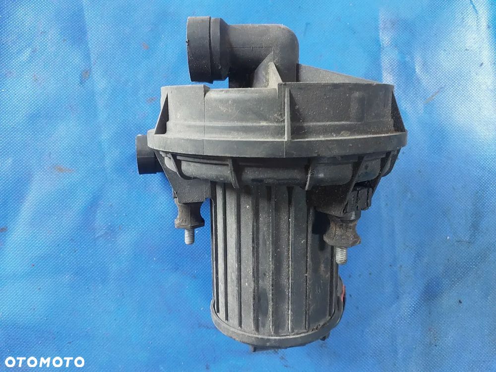 Pompa powietrza wtórnego 06A 959 253 B recyrkulacji EGR PIERBURG ORYGINAŁ AUDI A3 A4 B5 B6 B7 A8 A6 C5 C6 Seat Altea Alhambra Ibiza Leon Toledo Skoda Fabia Octavia Superb Volkswagen Caddy Golf 5 6 New Beetle Passat B5 B6 B7 Polo Sharan Touareg Touran Transporter 1.6 1.8 1.8T 2.0 2.4 2.8 3.0 BENZYNA 06A959253B - 2