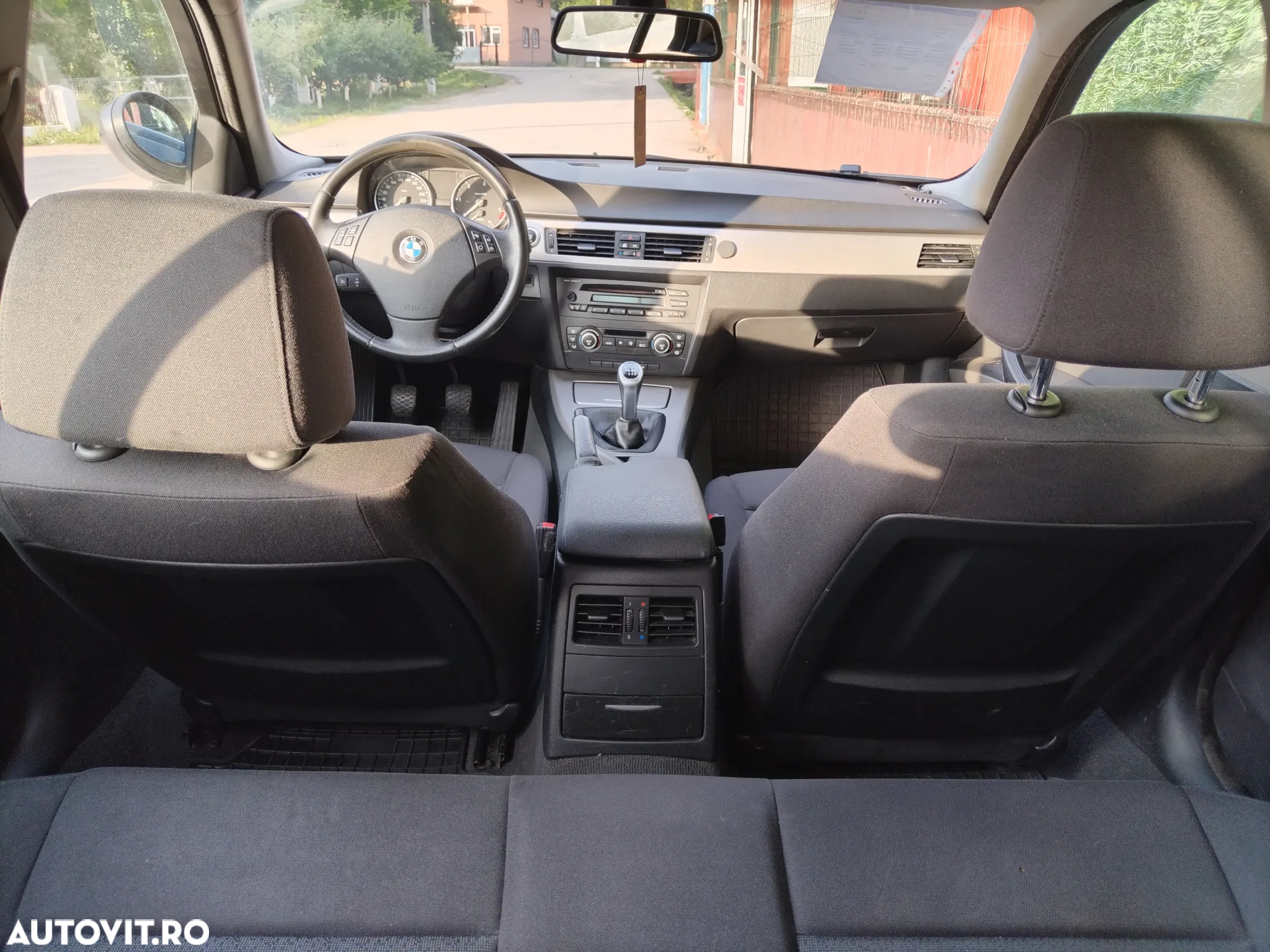 BMW Seria 3 318d Touring - 10