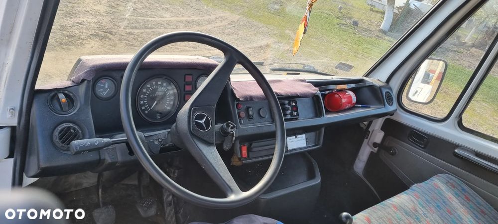 Mercedes-Benz 208 - 7
