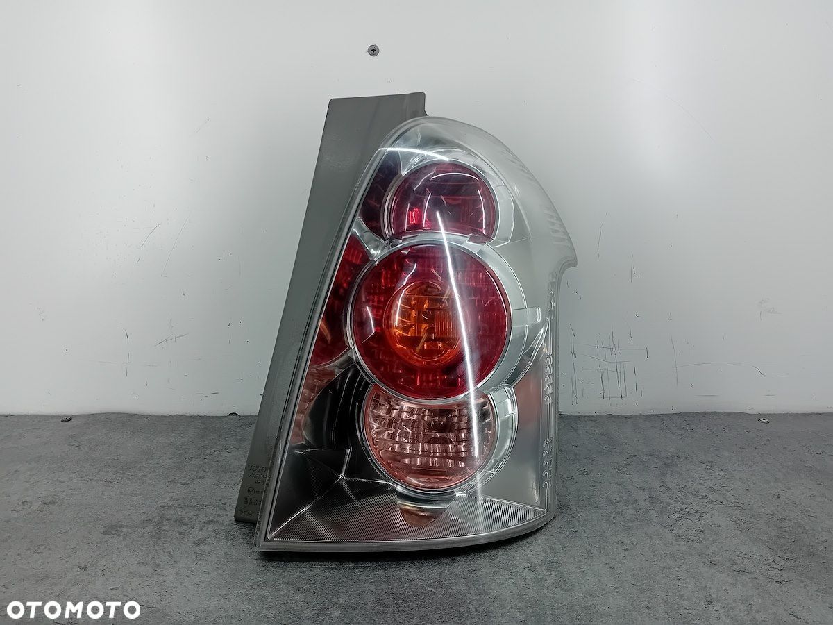 LAMPA TYLNA PRAWA TOYOTA COROLLA VERSO I HATCHBACK - 1