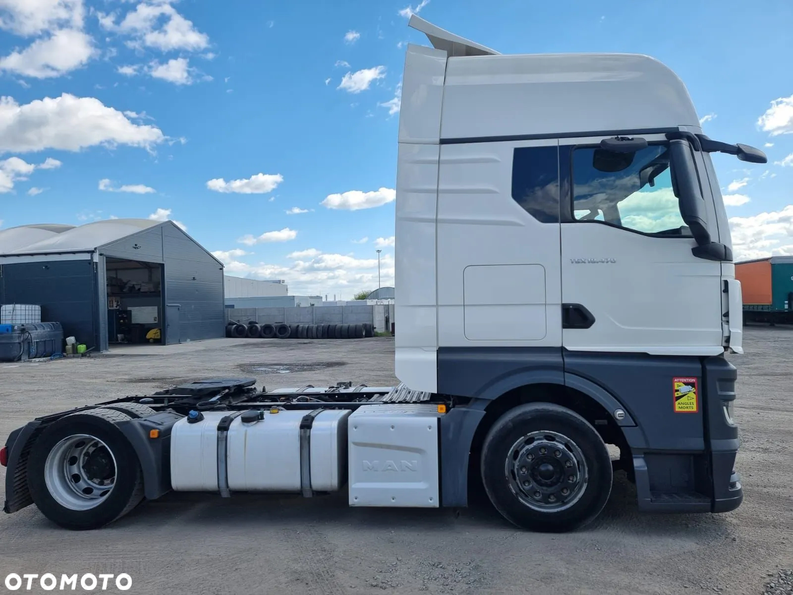 MAN TGX 18.470 LOWDECK PO KONTRAKCIE DUZA KABINA RETARDER ASYSTENT MARTWEGO POLA SALON PL AUTOMAT ZBIORNIKI 1090 LITRÓW RADAR - 4