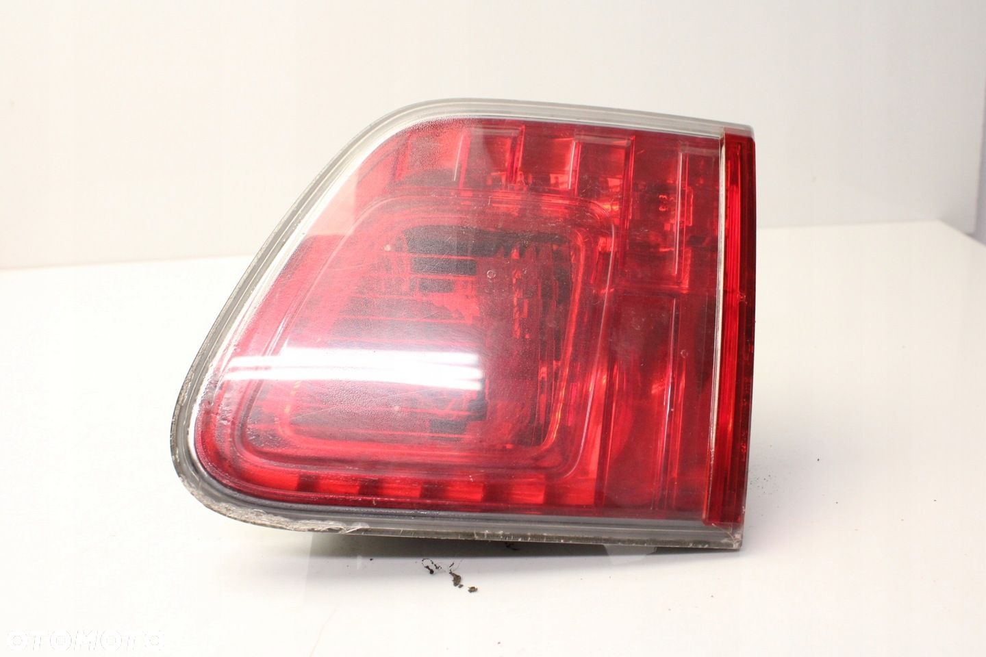 TOYOTA AVENSIS T27 KOMBI 09R- LAMPA PRAWA TYLNA PRAWY TYŁ W KLAPE - 1