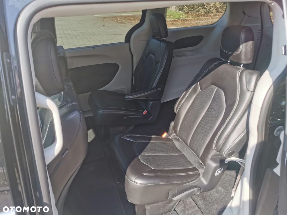 Chrysler Pacifica - 16