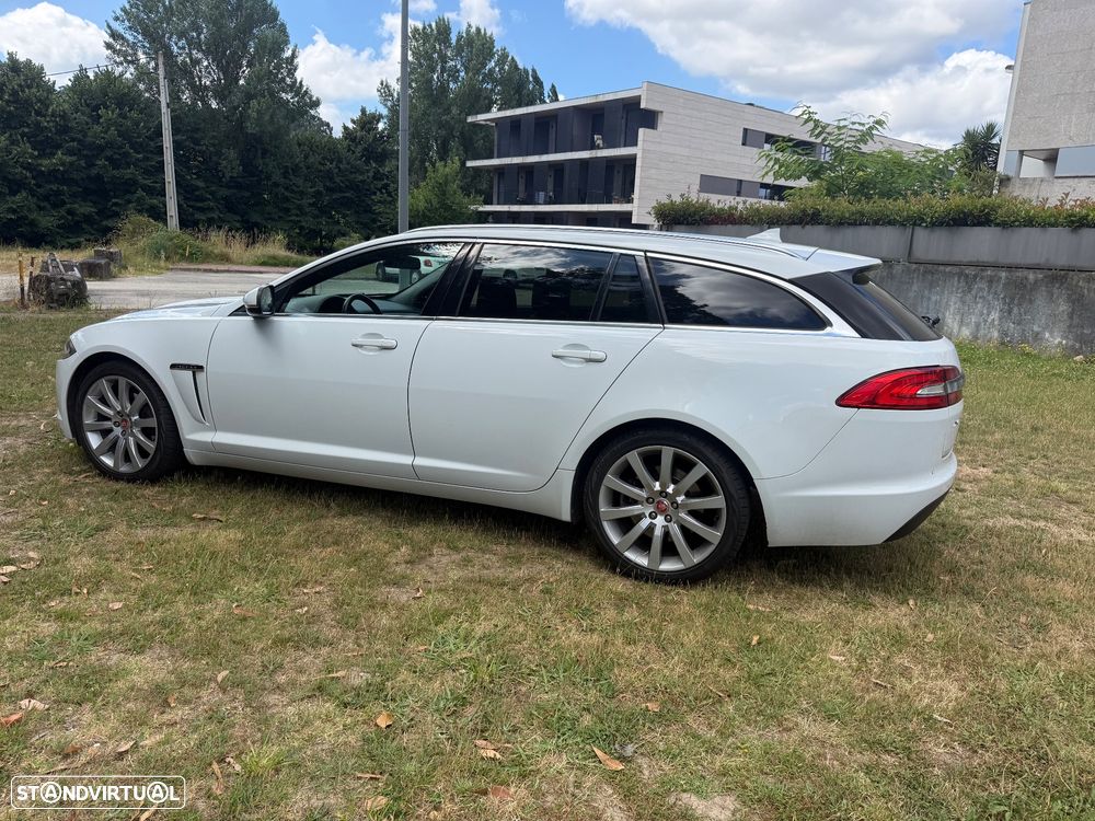 Jaguar XF Sportbrake 2.2 D Luxury - 4