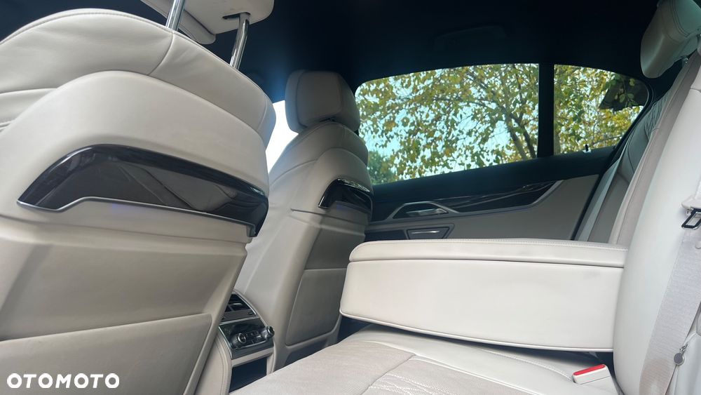 BMW Seria 7 740d xDrive - 27