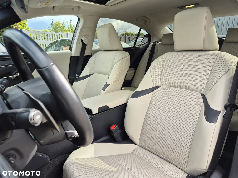 Lexus ES 300h Business Edition - 17