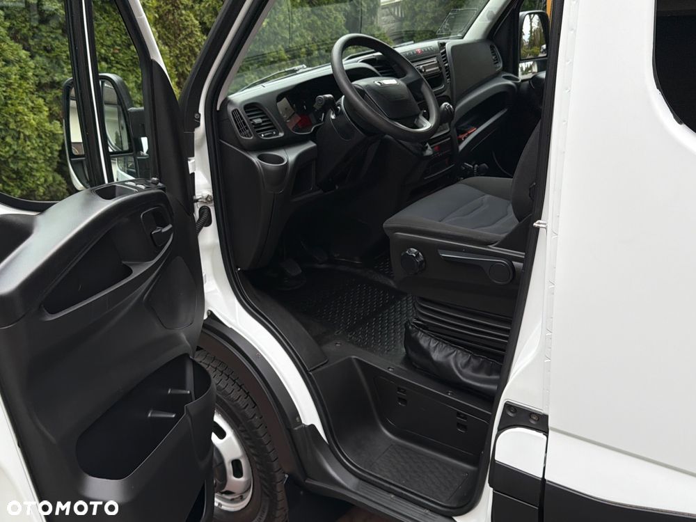 Iveco DAILY AUTOBUS 24 MIEJSCA / PRZEWÓZ OSÓB NIEPEŁNOSPRAWNYCH / KLIMA POSTOJOWA / WEBASTO / TELEWIZOR / LEDY W ŚRODKU KOLOROWE / Salon Polska/ Nowe Opony/Jak Nowe/Mały Przebieg/ - 17