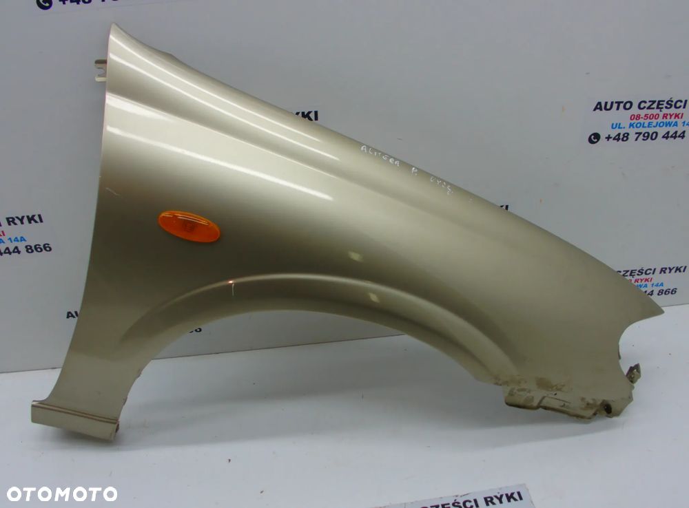 Nissan Almera  N16 Błotnik Prawy przód - 1