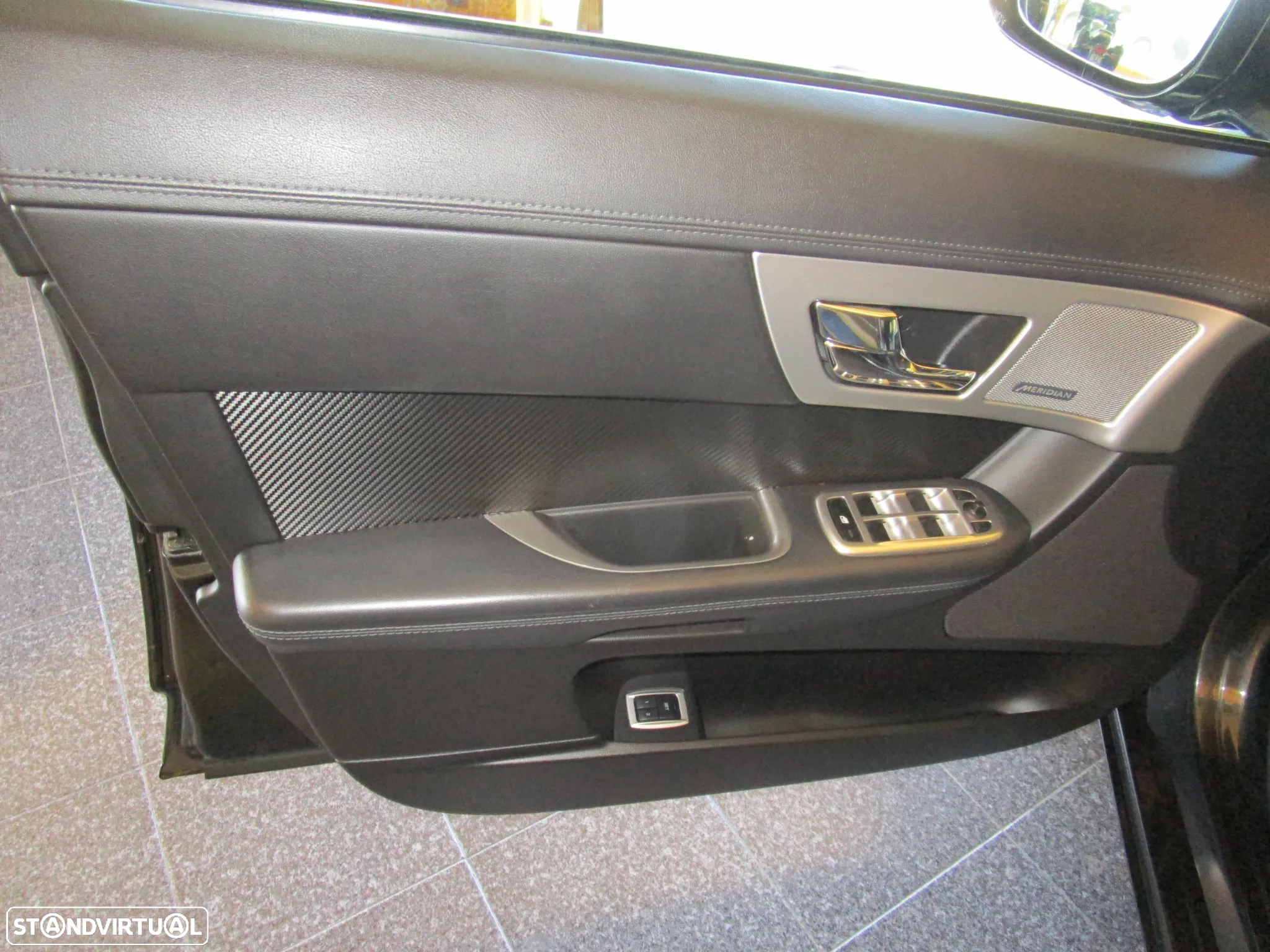Jaguar XF 2.2 D R-Sport - 34