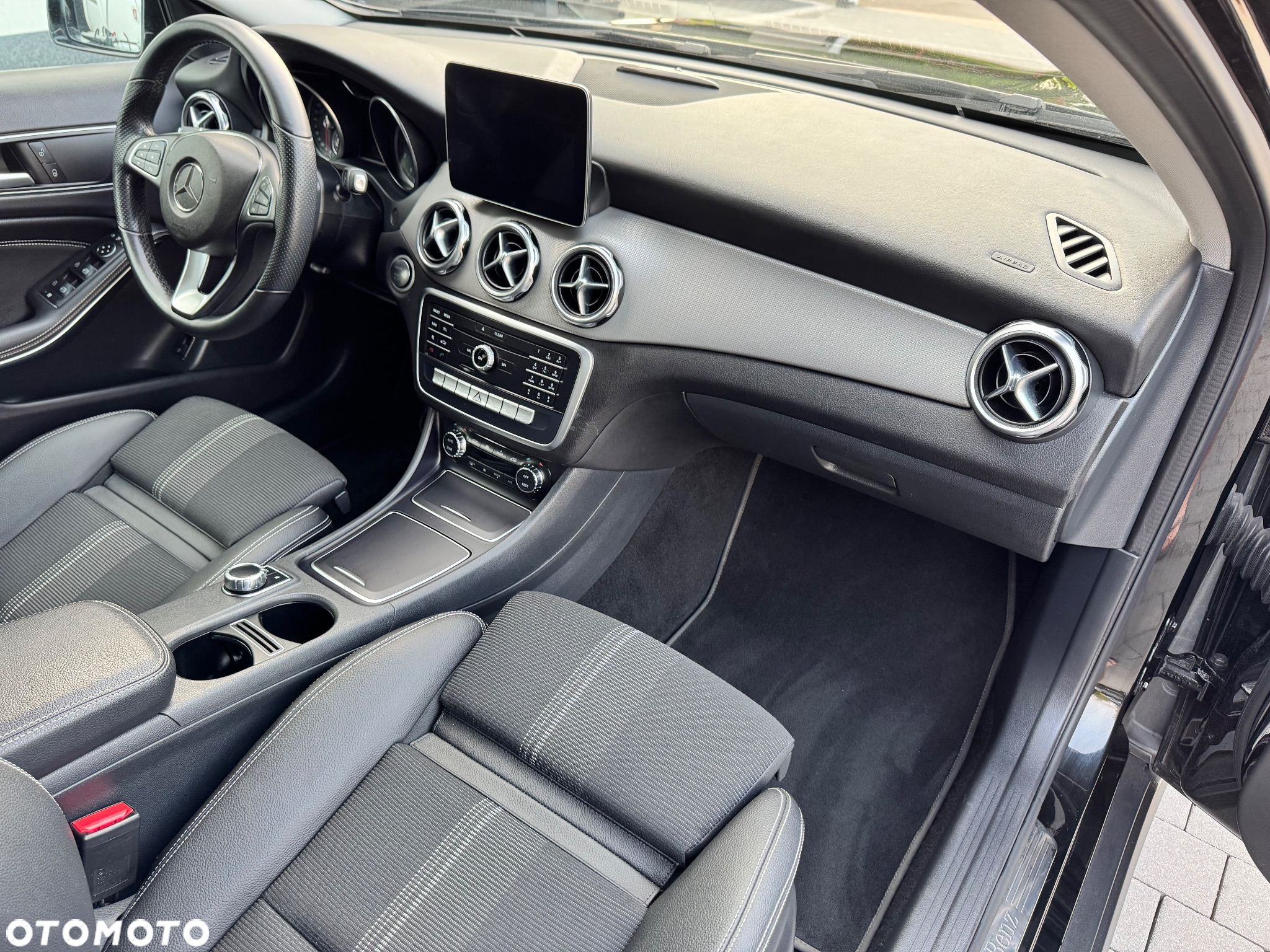 Mercedes-Benz GLA 180 7G-DCT UrbanStyle Edition - 28