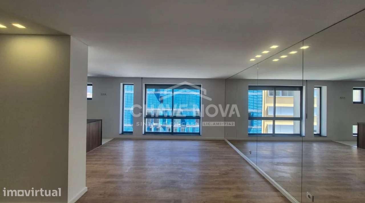 T4 Único a 2 Minutos da Rotunda da Boavista com Privacidade Total - Grande imagem: 4/25