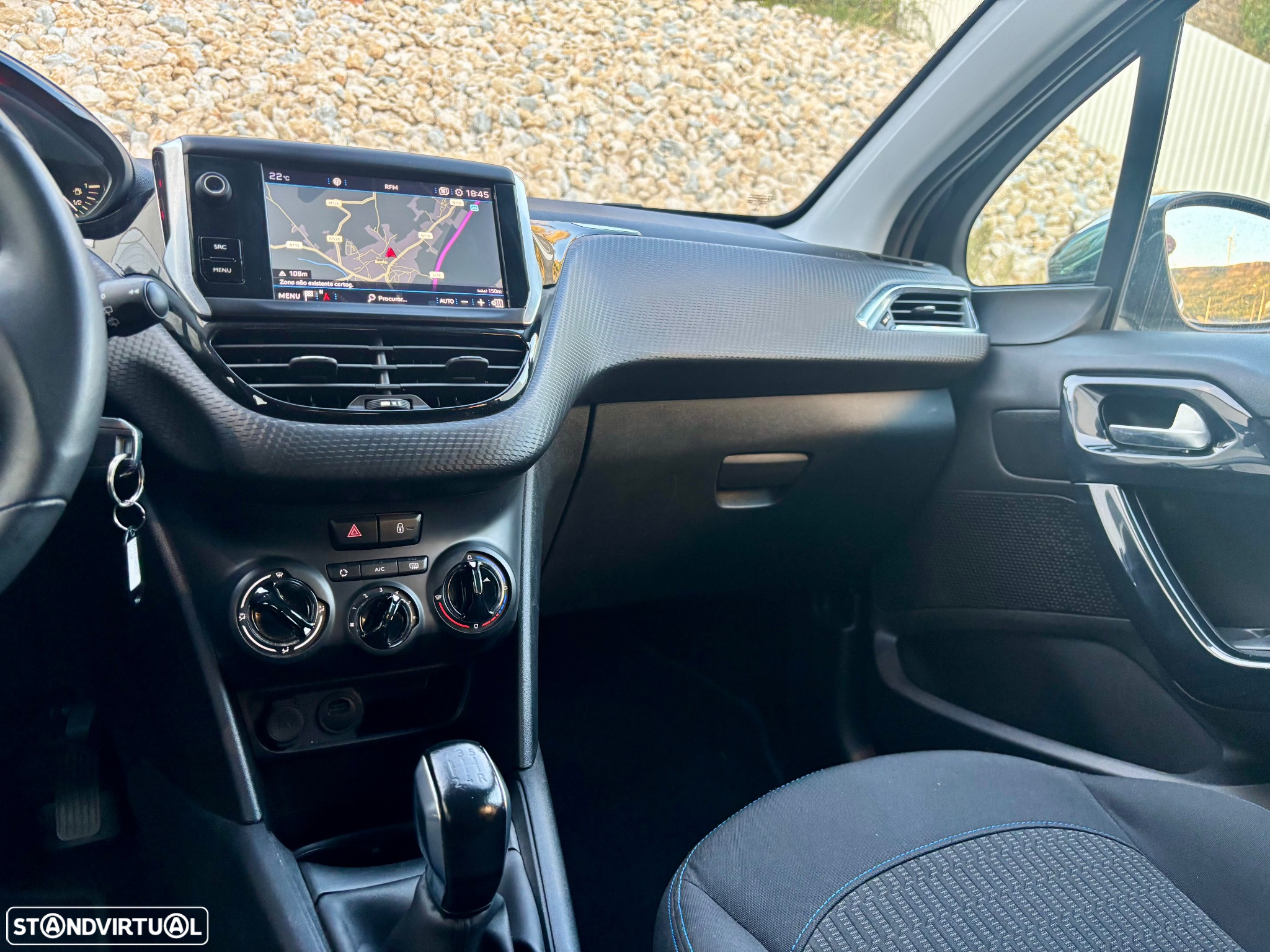 Peugeot 208 1.2 PureTech Signature - 29