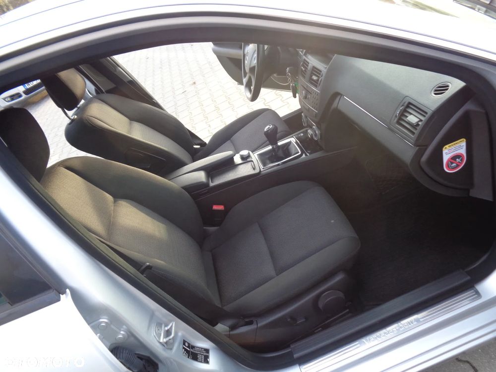 Mercedes-Benz Klasa C 180 CGI BlueEFFICIENCY Avantgarde - 17