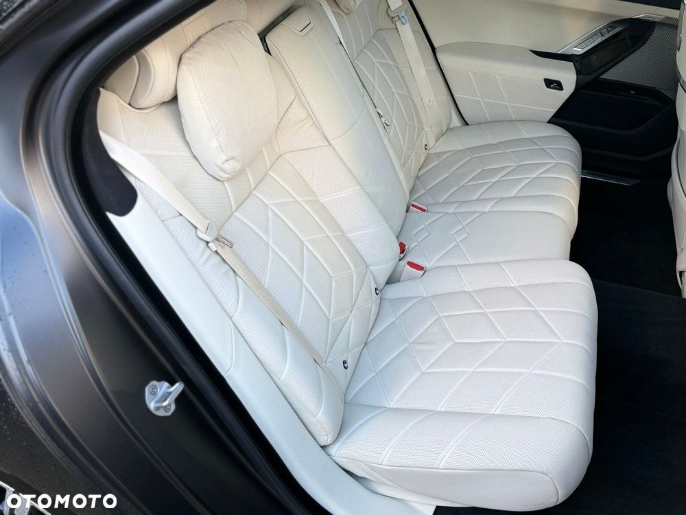 BMW Seria 7 - 38