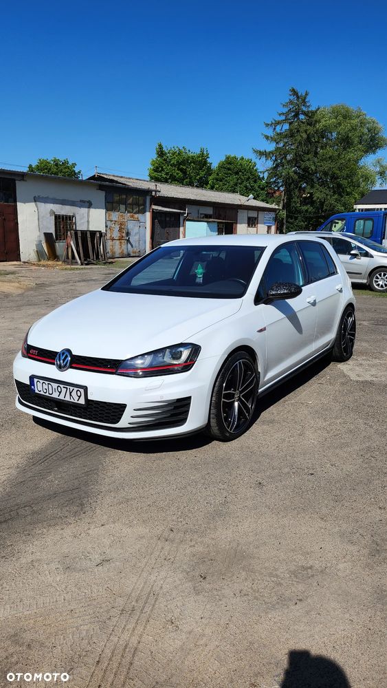 Volkswagen Golf - 1