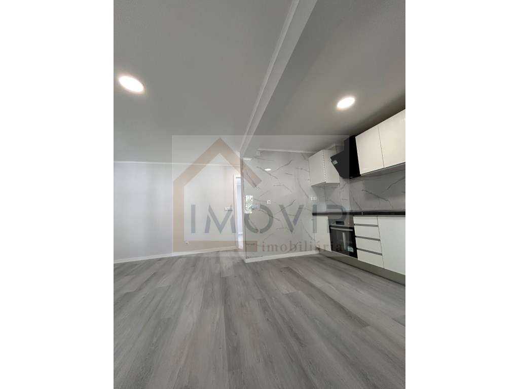 Apartamento T3 Laranjeiro 2º andar - Grande imagem: 2/17
