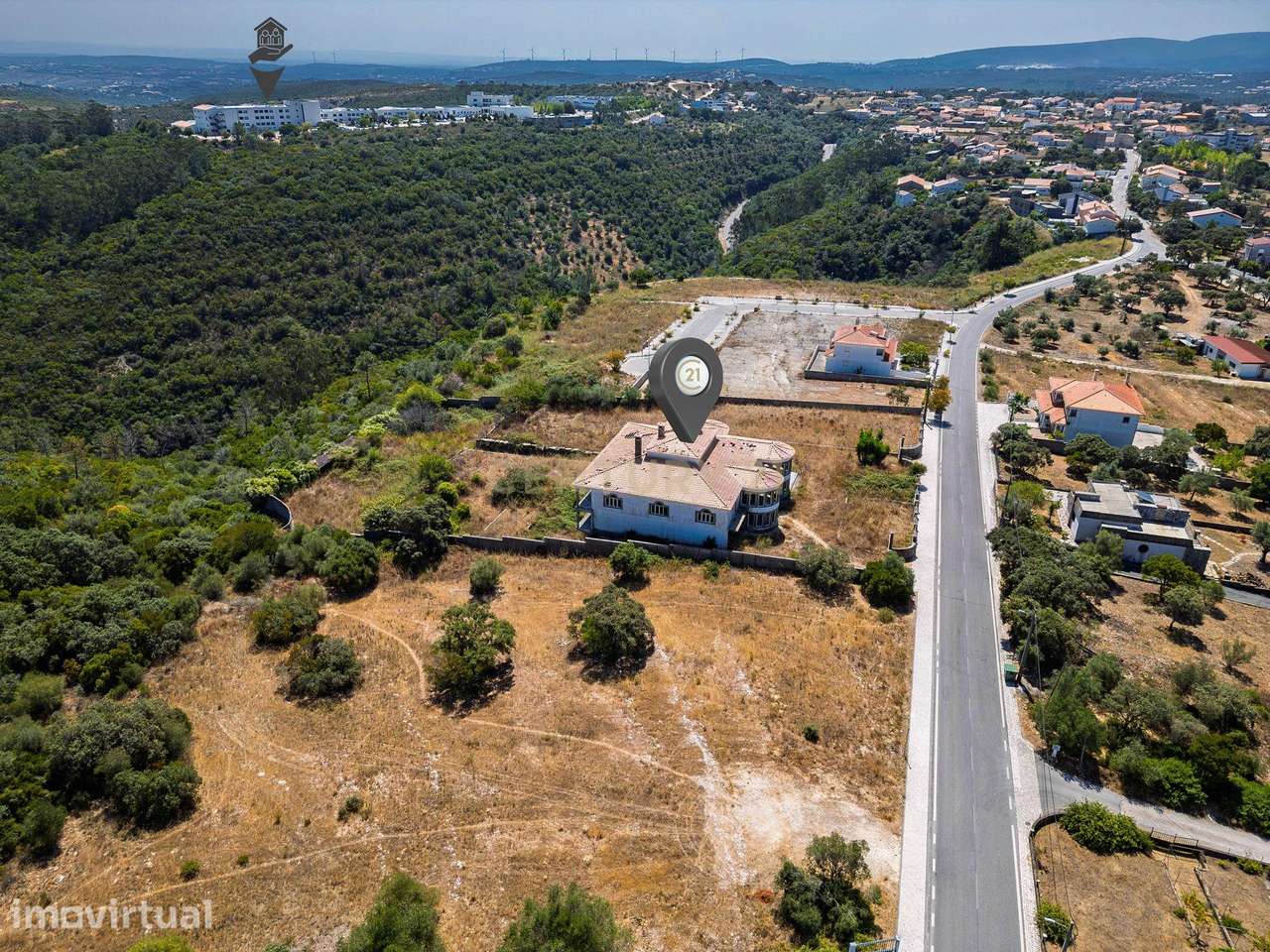 Terreno com área  5.359m2  tendo uma construção inacabada e elevado po - Grande imagem: 2/33