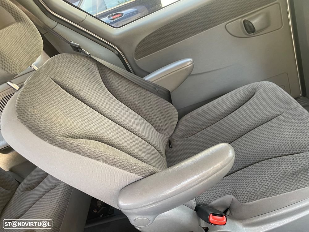 Chrysler Voyager 2.5 CRD SE - 4
