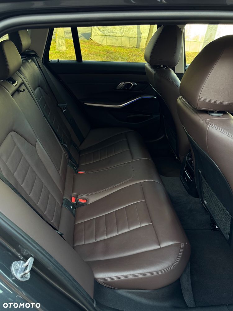 BMW Seria 3 320d Luxury Line - 27