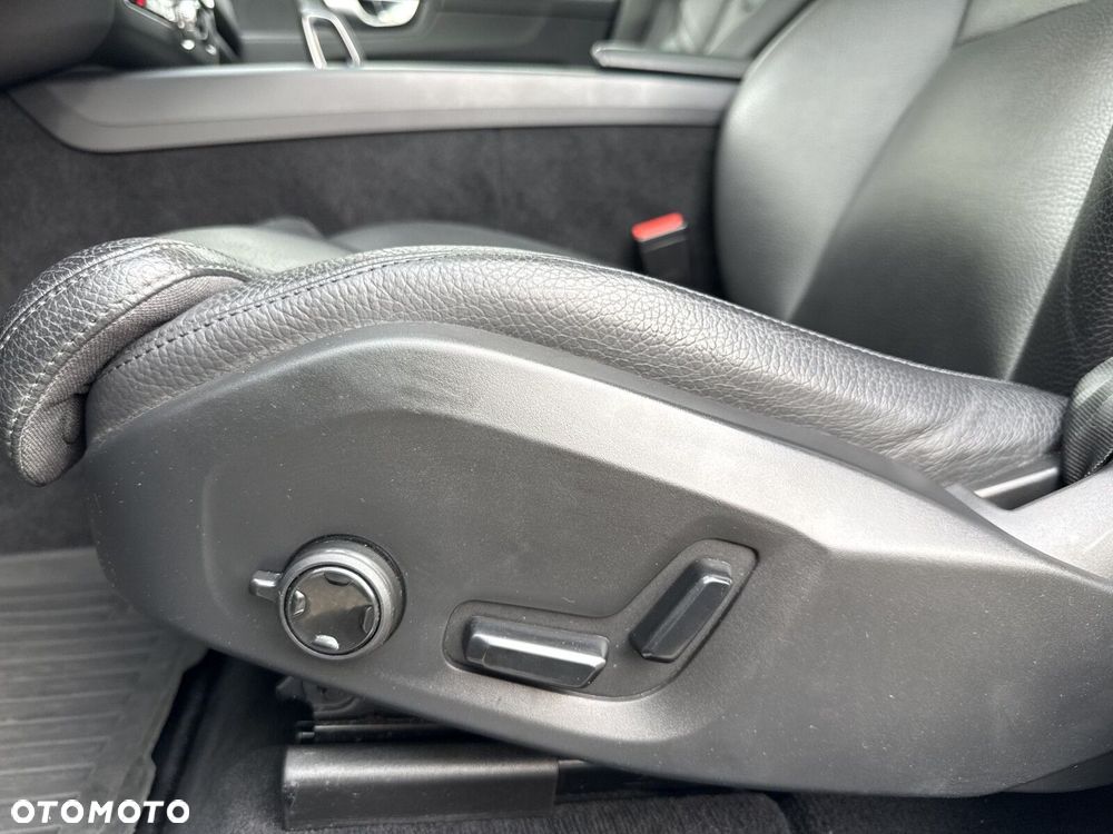 Volvo XC 60 B4 D AWD Plus Bright - 32