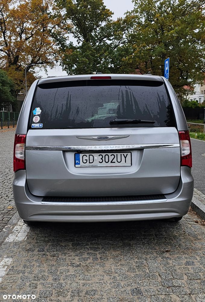 Chrysler Town & Country - 4